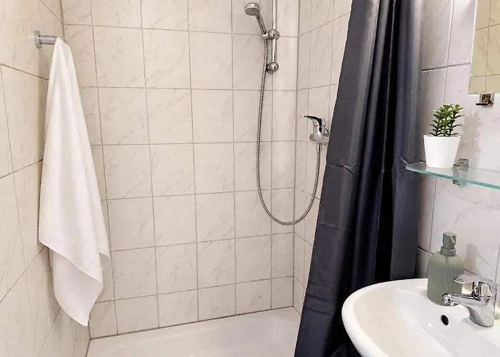 Moderne Einzelzimmer Mit Eigenem Bad & Gemeinschaftskueche 3*